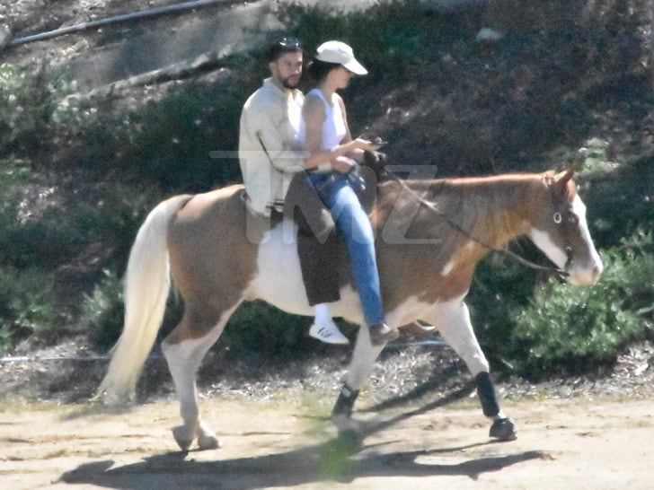 Kendall Jenner y Bad Bunny montando a caballo juntos