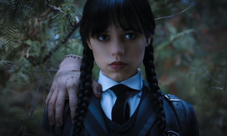 Jenna Ortega como Wednesday Addams y Thing