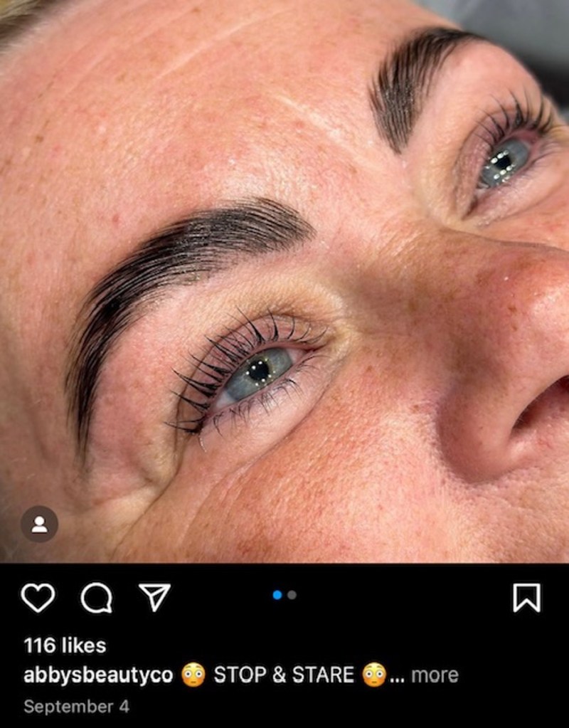 cerca de las cejas de una mujer adulta después de la laminación