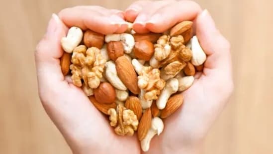Las nueces y las semillas brindan apoyo nutricional al cabello con zinc, vitamina B y magnesio.  Esto también ayuda a fortalecer las raíces.  (desinstalar)