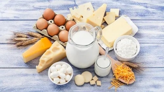 Vitamina B12: Este micronutriente ayuda en la absorción de ácidos grasos y aminoácidos.  Los productos lácteos y los huevos ayudan a proporcionar al cuerpo vitamina B12.  (desinstalar)