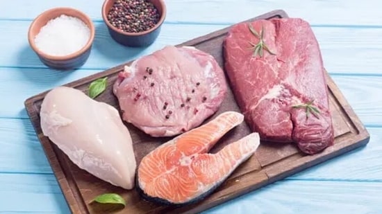 La proteína de alta calidad es esencial para el crecimiento del cabello.  El pollo, el pescado y las legumbres son ricos en proteínas y deben consumirse a diario.  (desinstalar)