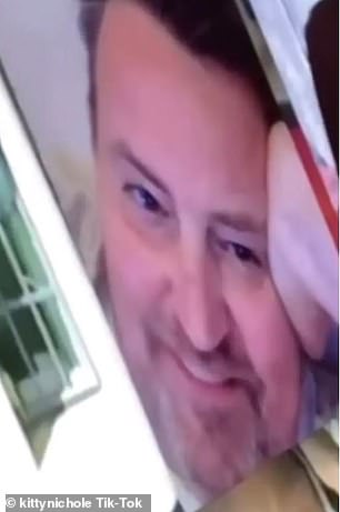 Perry fue visto sonriendo en el video compartido por Haralson