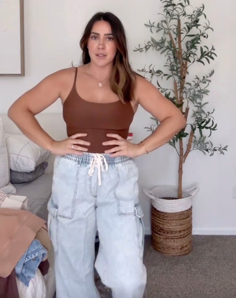 Combinó un body marrón con pantalones cargo de mezclilla.