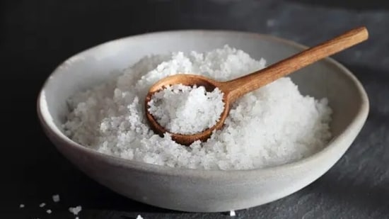 Sodio: El sodio, que se encuentra en la sal, ayuda en varios procesos corporales como la contracción muscular, la actividad neuronal y la absorción de nutrientes.  (desinstalar)