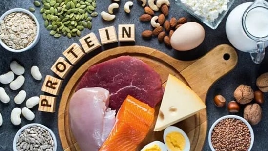 3. Lleva una dieta rica en proteínas: Aumentar las fuentes de proteínas en la dieta puede ayudarte a mantener la masa muscular y esto puede prevenir la acumulación de grasa y prevenir la osteoporosis.  (desinstalar)