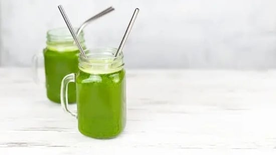 Desintoxicar el cuerpo con jugo de cilantro, menta y curry ayuda a mantener un cabello sano. (Unsplash)