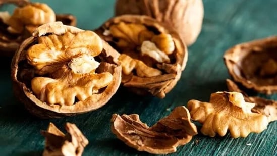 Omega-3: el omega-3, que se encuentra en las semillas de chía, las nueces y el aceite de hígado de bacalao, ayuda a la producción de hormonas y a la regulación del ritmo cardíaco.  (desinstalar)