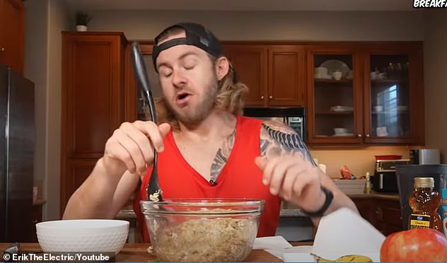 El primer desayuno del vlogger incluyó seis huevos, un montón de fruta y un gran plato de avena.