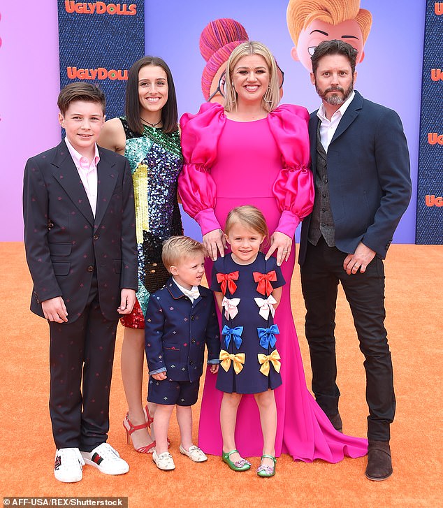 Ej: El peso de la estrella ha cambiado a lo largo de los años cuando da la bienvenida a dos hijos, River Rose, de 9 años, y Remington Alexander, de 7, con su exmarido.  Visto en 2019
