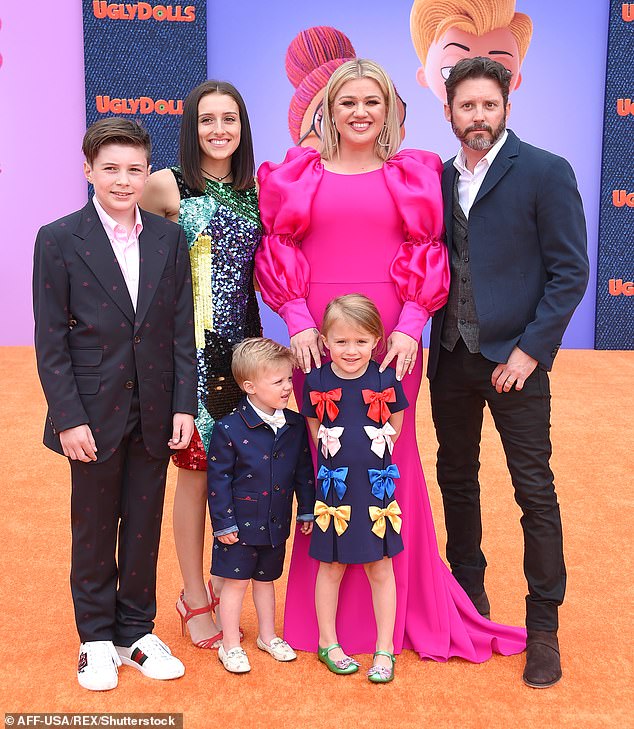 Ej: El peso de la estrella ha cambiado a lo largo de los años cuando da la bienvenida a dos hijos, River Rose, de 9 años, y Remington Alexander, de 7, con su exmarido.  Visto en 2019