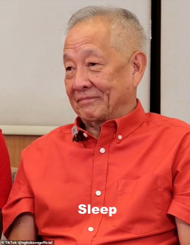 Ng Kok Song, en la foto, publicó un TikTok viral explicando cómo se mantuvo saludable a los 75 años.