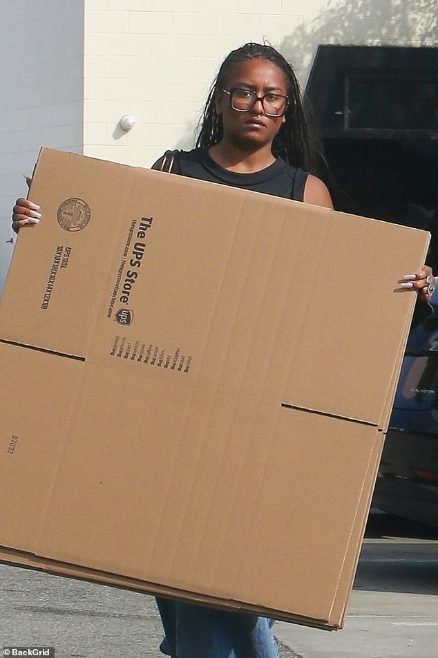 La transformación de Malia se produce apenas dos días después de que Sasha fuera fotografiada comprando una línea de cajas de mudanza.