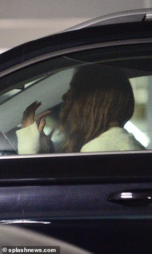 Malia regresó sola a su auto, donde se la mostró apoyando su cabeza en el volante.