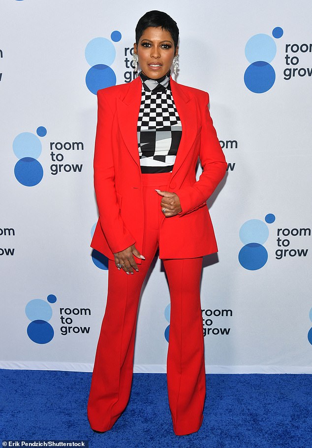 ¡Brillante! Tamron Hall, de 53 años, vestía una blusa blanca y negra debajo de una chaqueta y pantalones rojos. La presentadora de televisión lució grandes pendientes plateados.