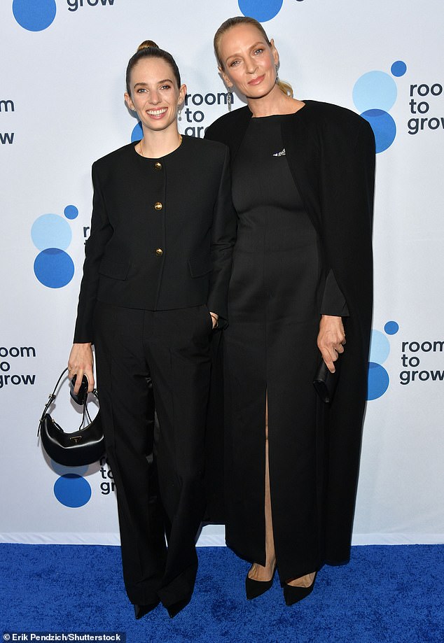 Madrastra e hija: También estuvieron en el evento la actriz Uma Thurman, de 53 años, y su hija Maya Hawke, de 25.