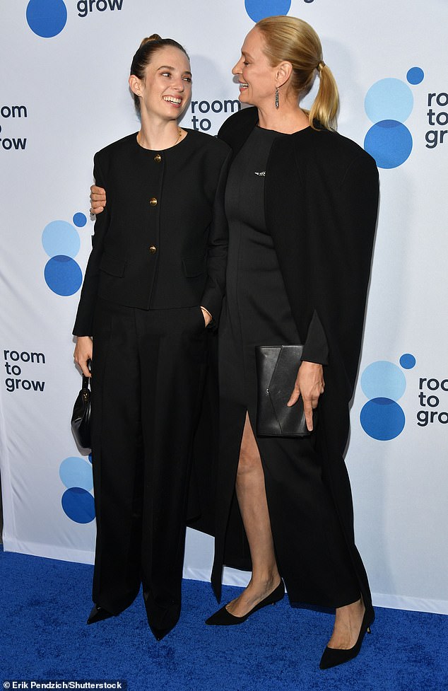Orgullo y alegría: Uma comparte a Maya con su hijo Levon Hawke, de 21 años, y su exmarido Ethan Hawke, de 52 años, con quien estuvo casada de 1998 a 2005.