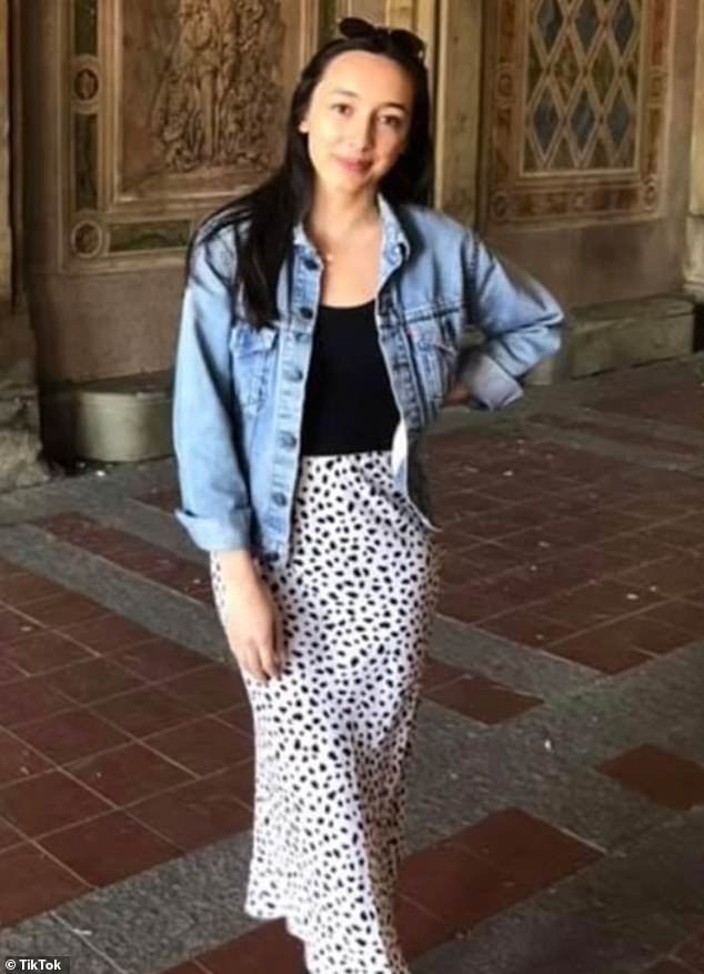 Durante su estadía en Estados Unidos, Nina usó otros estampados, incluidos coloridos pantalones tipo paracaídas, una falda a cuadros y un vestido de lunares.