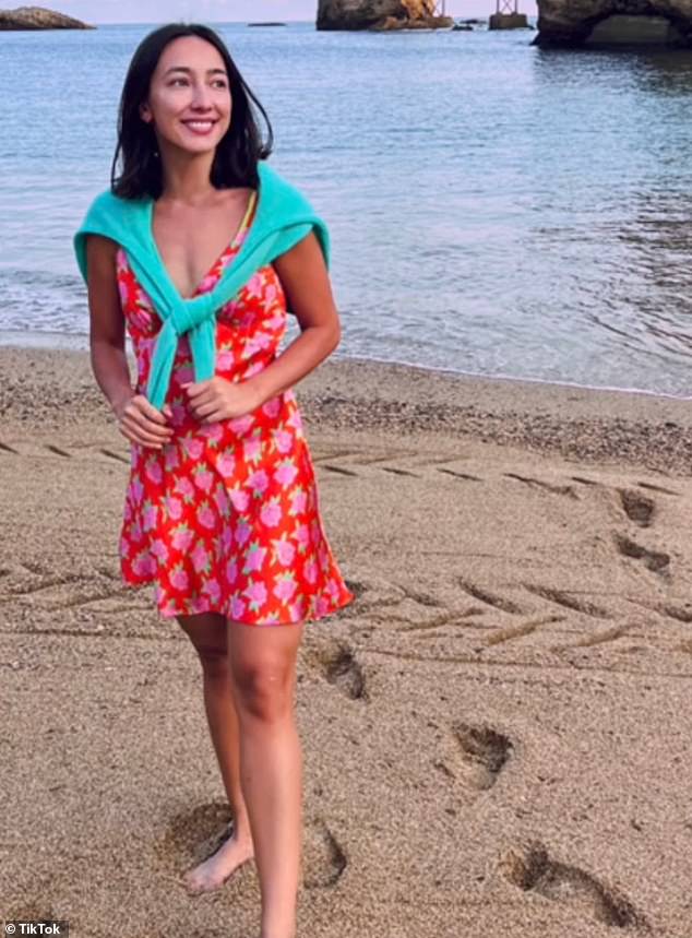 Y ver cómo se vestían otros parisinos en sus días de fiesta ayudó a inspirar a Nina (en la foto en Francia) en lo que respecta a su estilo.