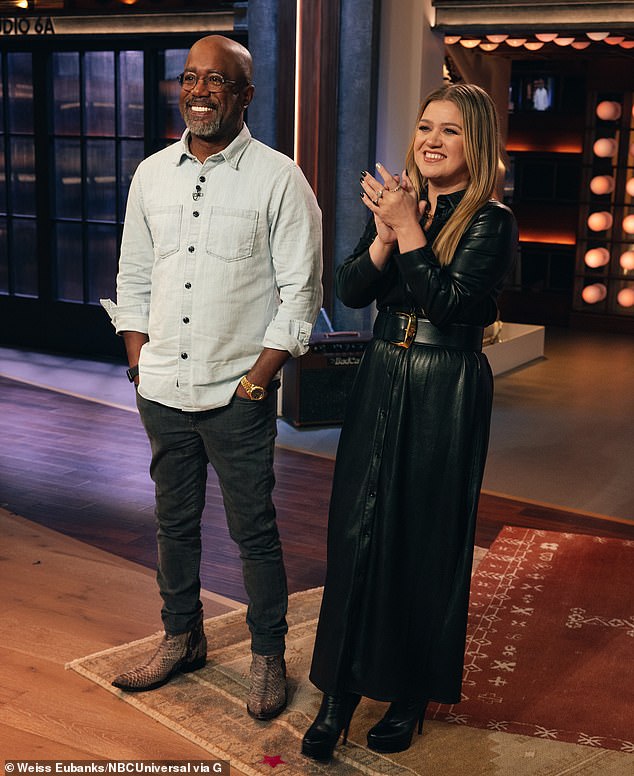 También aquí: el jueves lucía esbelta otra vez con ese vestido de cuero negro con cinturón;  visto con Darius Rucker