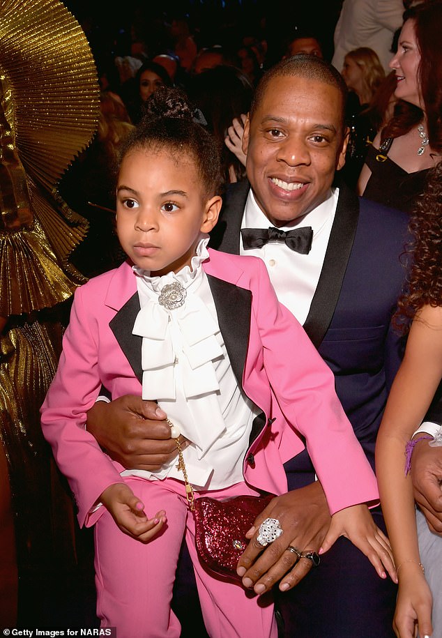 Jay-Z explicó: 'Él siempre estuvo por delante de mí.  Pero (ahora) lo atrapo.  Lo arrinconé, ¿sabes?  Luego me pregunta si está chido, si sus zapatillas (cool)'