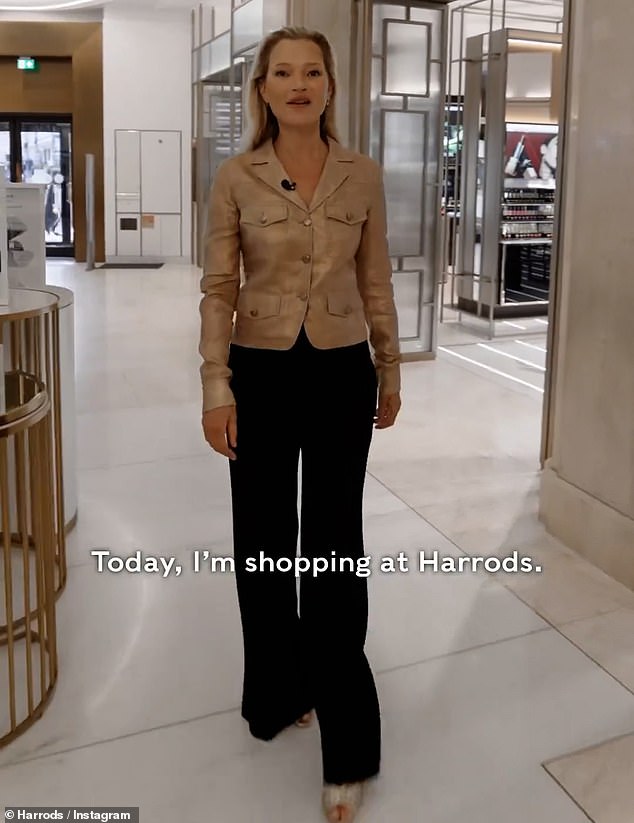 Oro: Kate se puso una chaqueta estilo camisa dorada metálica, pantalones negros brillantes y tacones de tiras dorados para una proyección poco común como parte de su última campaña de Sacred Mist.