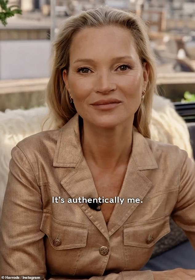 Bien: Kate Moss, de 49 años, concedió una rara entrevista para su marca de salud COSMOSS mientras revelaba los secretos de su apariencia juvenil.