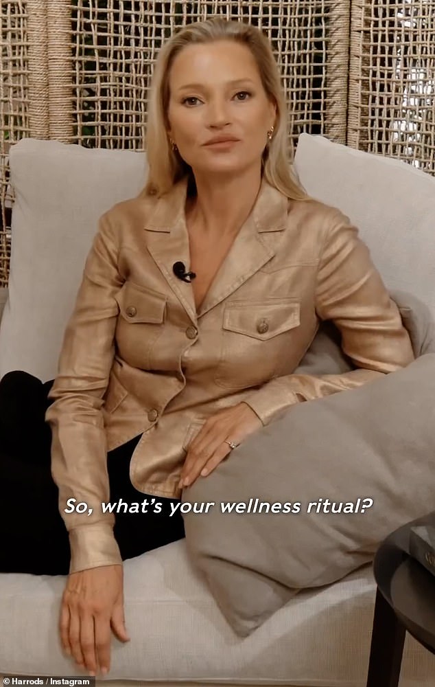 Increíble: Cuando se le preguntó sobre su ritual favorito, dijo: 'Me gusta empezar y terminar el día cuidando mi piel.  Utilizo mi aceite dorado de jugo dorado para exfoliar mi cara.