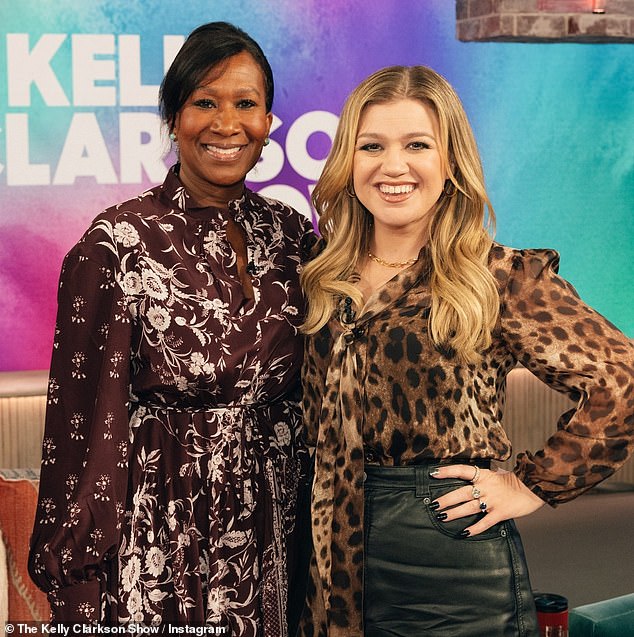 Buena apariencia: Kelly Clarkson ha estado mostrando su cuerpo tonificado toda la semana en su programa de entrevistas.  Y el viernes lució un vestido largo de tubo de cuero negro con estampado de leopardo en la parte delantera.  Visto con Nicole Avant
