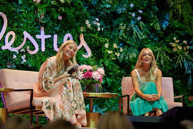 Hablando ante una multitud abarrotada en el evento Besties en Sydney el viernes por la noche, la actriz estadounidense, de 51 años, explicó que su marido Brad Falchuk, de 52 años, la ayudó a superar su debilidad.  En la foto aparece la presentadora Jackie 'O' Henderson.