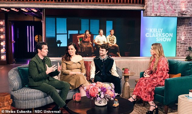 Sus invitados del día: los tres actores se sentaron con Kelly mostrando su tatuaje.