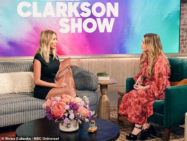 Nunca se vio mejor: Clarkson charló con Alix con un minivestido negro