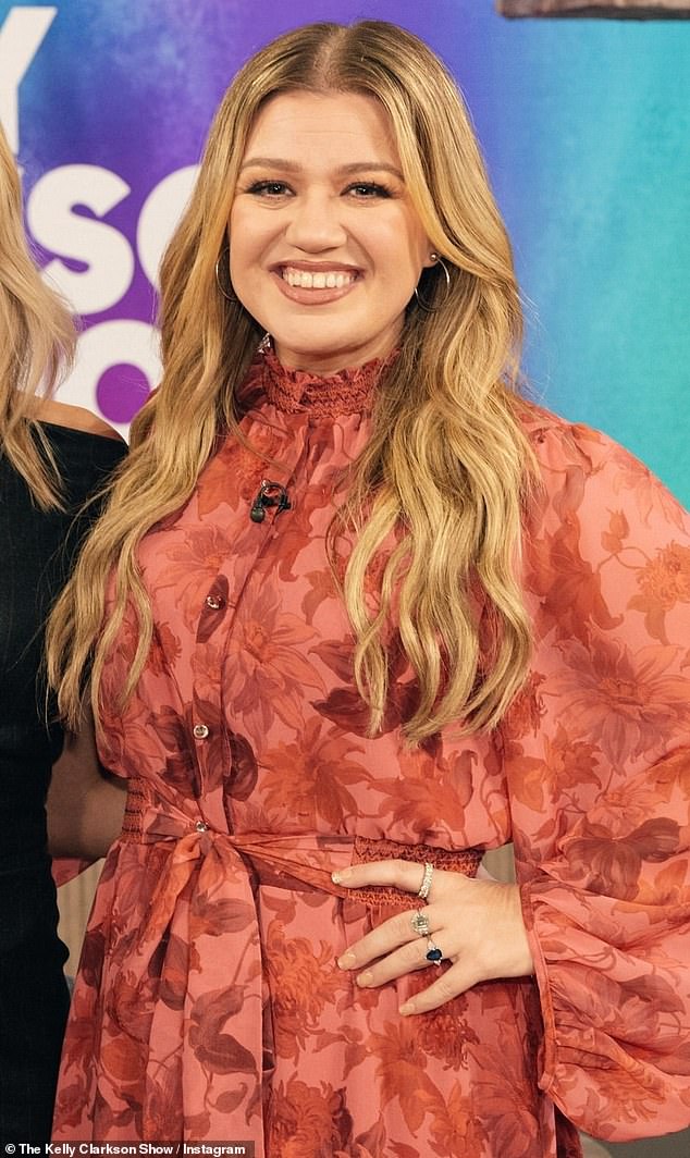 Qué chic: la belleza rubia añadió tacones de plataforma negros y varios anillos en los dedos.  Su invitado del día fue Daniel Radcliffe de Harry Potter.