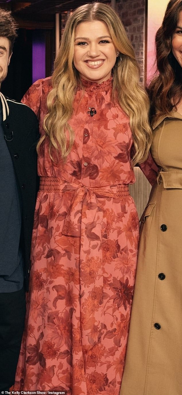 Adelgazar: Kelly Clarkson ha perdido mucho peso y parece orgullosa de ello.  El lunes, el pájaro cantor lucía deslumbrante con un vestido largo rosa con un cinturón para ceñir su diminuta cintura en su programa de entrevistas.