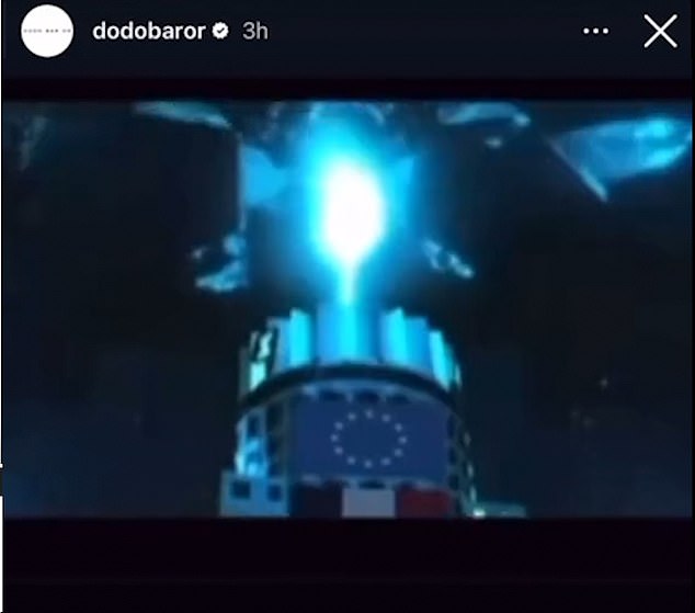 Una nave extraterrestre sobrevuela un edificio en el vídeo, que ha sido criticado en otros lugares
