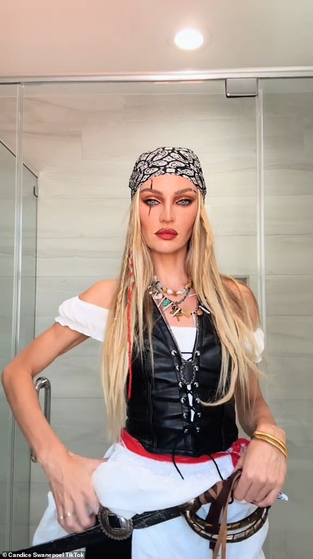 ¡Golpea las tablas por mí! Candice Swanepoel se vistió de pirata para Halloween el lunes y mostró su transformación en TikTok