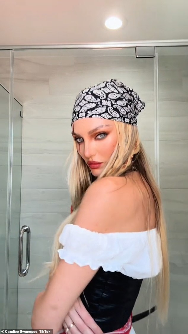 Comportamiento modelo: Swanepoel fue contratada por primera vez por Victoria's Secret en 2007 y se ganó sus alas en tres años con la marca.