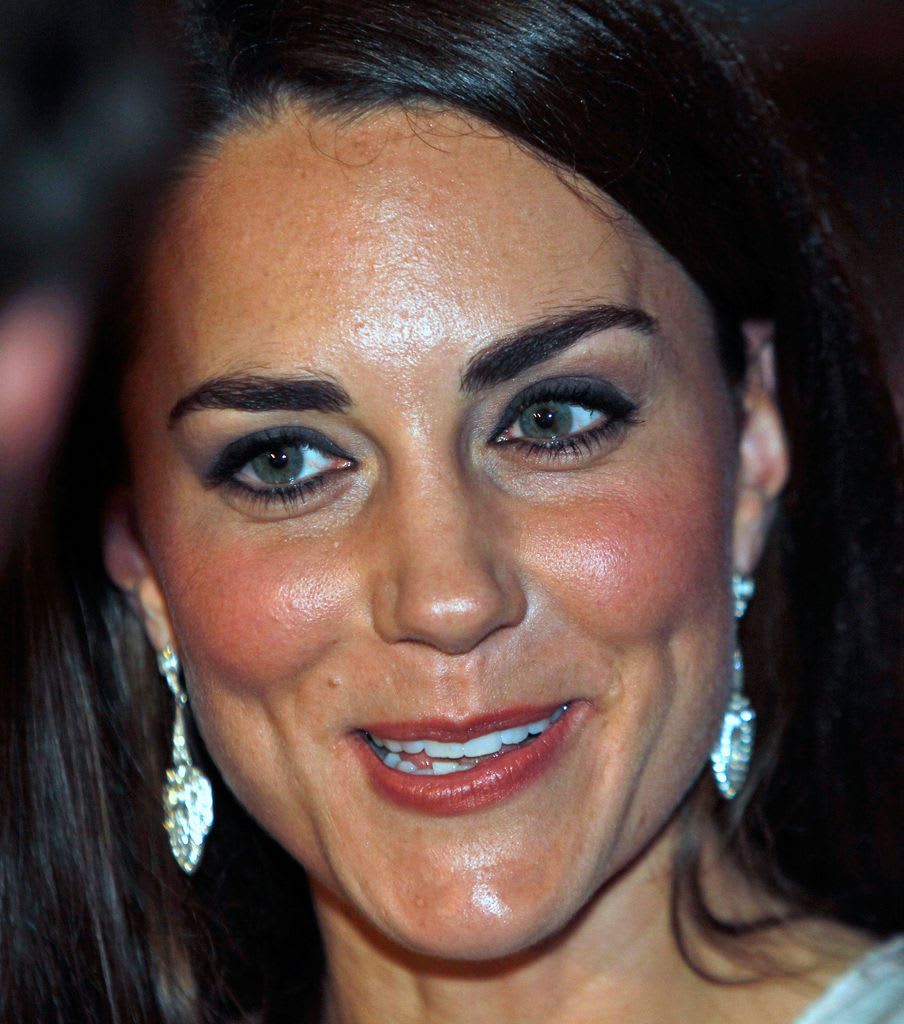 La Princesa de Gales combinó una mirada pesada con cejas marrones y oscuras.