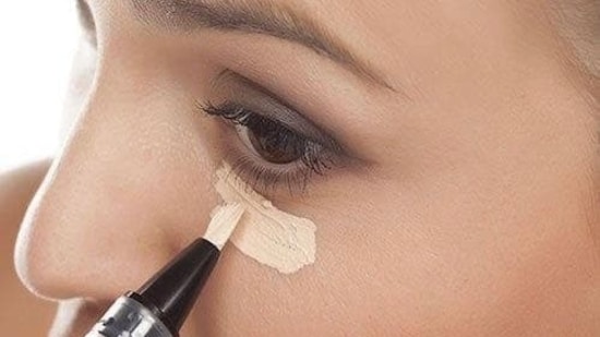 Paso 2: Corrector: use corrector para cubrir cualquier imperfección, ojeras o imperfecciones.  Aplique una pequeña cantidad en las áreas problemáticas y difumine con el dedo o con una esponja de maquillaje.  (Pinterest)