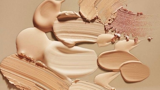 Paso 3: Base o BB Cream: use una capa ligera de base o BB Cream para que coincida con su tono de piel.  Puedes usar tus dedos, una esponja de maquillaje o una brocha para este paso.  (Pinterest)