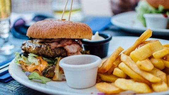 Mala alimentación: Una dieta rica en alimentos procesados, azúcar, grasas saturadas y baja en nutrientes esenciales puede afectar negativamente la salud del cerebro. Una nutrición adecuada es esencial para el funcionamiento del cerebro y una deficiencia de ciertas vitaminas y minerales puede provocar retraso mental. (desinstalar)