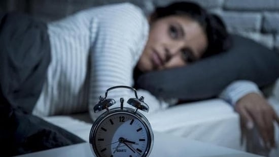 Falta de sueño: el sueño es importante para la consolidación de la memoria, la regulación emocional y la función cerebral en general. La falta de sueño prolongada puede causar deterioro cognitivo, problemas emocionales y un mayor riesgo de enfermedades neurodegenerativas. (Persiana)