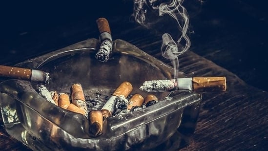 Fumar y consumir tabaco: fumar y el uso de productos de tabaco pueden reducir el flujo sanguíneo al cerebro, aumentar el riesgo de accidente cerebrovascular y contribuir al deterioro cognitivo. La propia adicción a la nicotina también puede afectar la función cerebral. (Persiana)