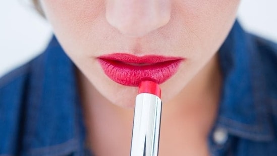 Paso 7: Color de labios: completa tu look con un producto para labios de tu elección.  Un rico bálsamo labial, un bálsamo labial o un brillo pueden realzar rápidamente tu puchero (Shutterstock).