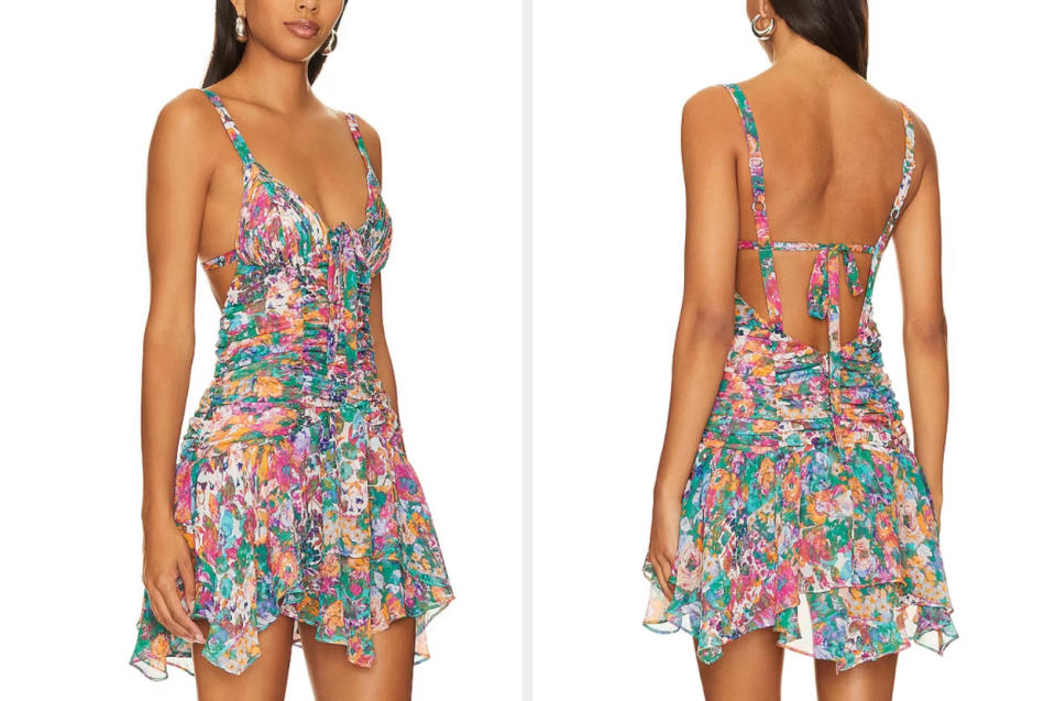 una mujer modelando un vestido de verano colorido