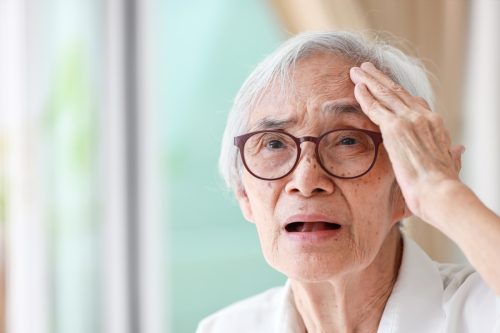 una mujer grande sosteniendo una cabeza