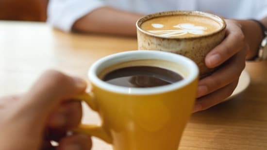 Estrategia: La cafeína tiene una vida media de aproximadamente 3 a 5 horas, lo que significa que puede permanecer en su organismo por un tiempo.  Evite beber cafeína a altas horas de la noche para evitar que interfiera con su sueño (Unsplash).