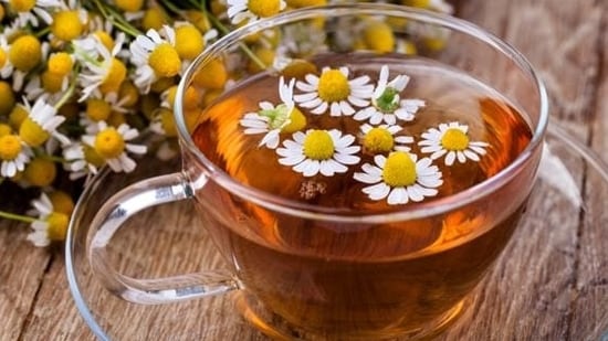 Alternativas a base de hierbas: los tés de hierbas como la manzanilla, la menta o el jengibre pueden ser buenas alternativas sin cafeína.  No solo ofrecen una variedad de sabores, sino que también ofrecen posibles beneficios para la salud, como relajación y apoyo a la digestión.  (Persiana)