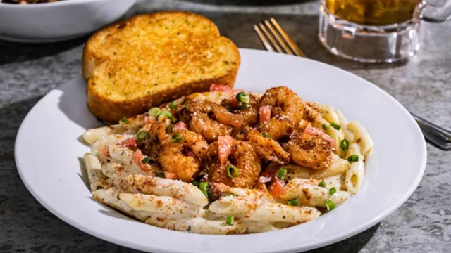 Pasta cajún con chile y camarones