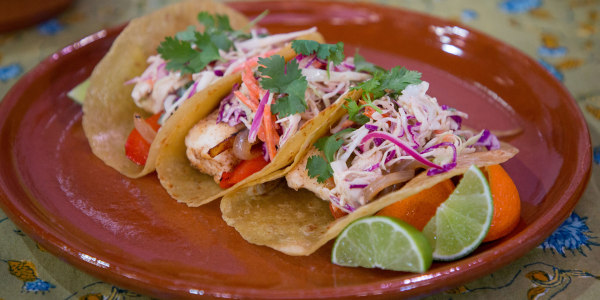 Tacos de pescado con ensalada cremosa de repollo y chipotle